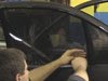 заводим пленку под уплотнитель и разглаживаем нижнюю часть пленки
